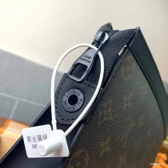WIS MM LOUIS VUITTON VOYAGE POCHETTE 0623